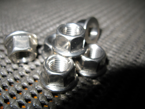 Achtertandwielmoeren titanium set van 6 stuks - Klik op de afbeelding om het venster te sluiten