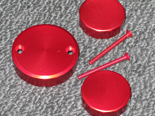 Cnc gefreesde set van 3 reservoirdeksels kleur rood. - Klik op de afbeelding om het venster te sluiten